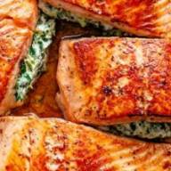Zalm gevuld met romige spinazie en knoflookboter